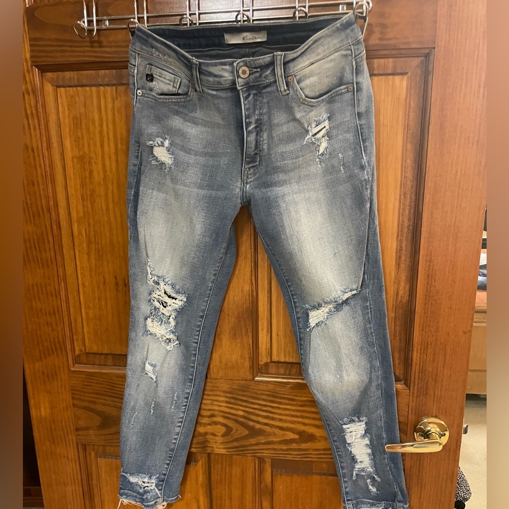 KanCan. Light/ Medium wash. High Rise. Skinny Jean. Stretchy. Size 11/29.